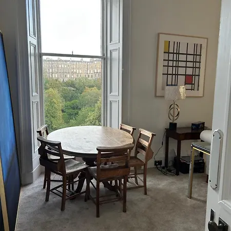 Charming 2 Bedroom Flat Near Apartment *