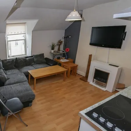 Two Bedroom In Newtown Apartment *