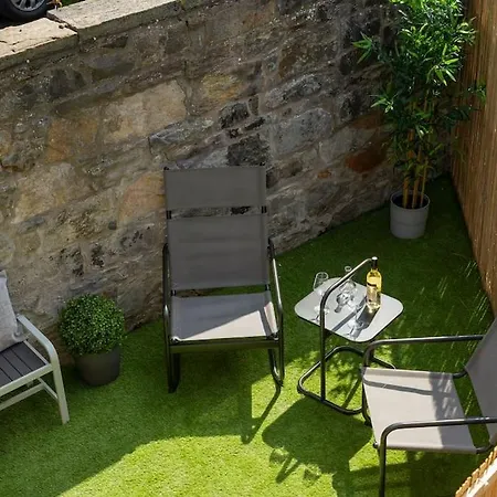 Apartment Luxury Centre Coach House, Garden & Balconies