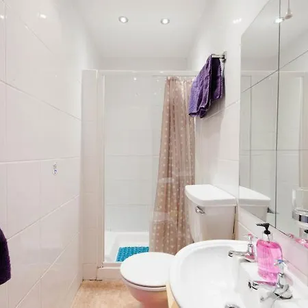 Lauriston Large Apartment