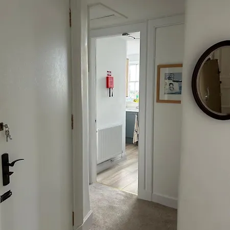 Charming 2 Bedroom Flat Near Apartment Edinburgh