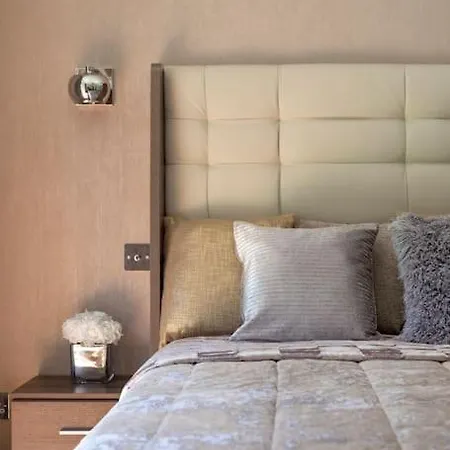 Luxury Centre Coach House, Garden & Balconies Apartment *