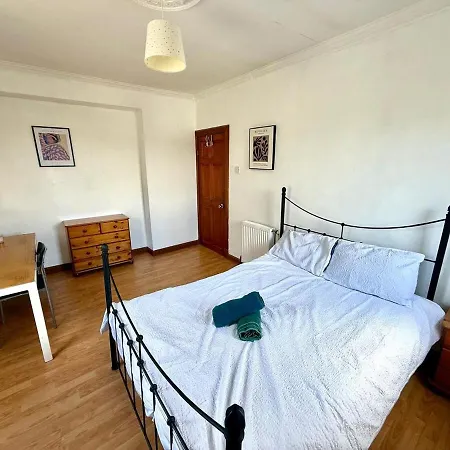 Spacious 3 Bedroom Flat Lägenhet