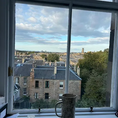 Charming 2 Bedroom Flat Near Edinburgh