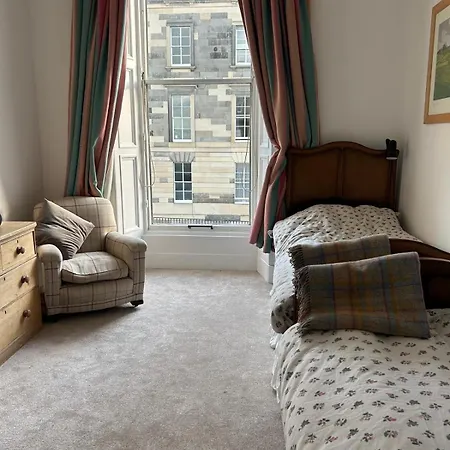 Charming 2 Bedroom Flat Near Apartment *