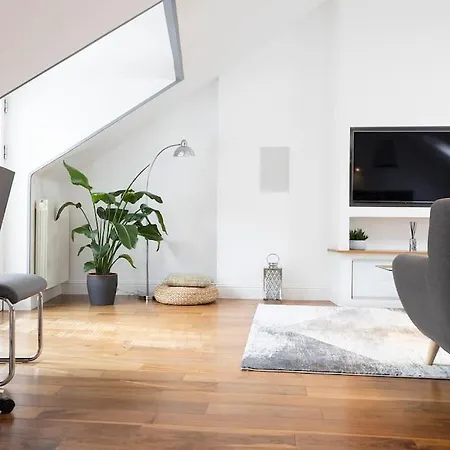 Luxury Centre Coach House, Garden & Balconies Apartment