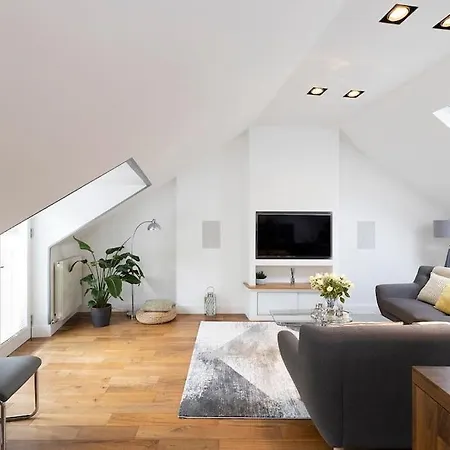 Luxury Centre Coach House, Garden & Balconies Apartment