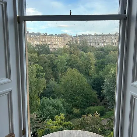 Charming 2 Bedroom Flat Near