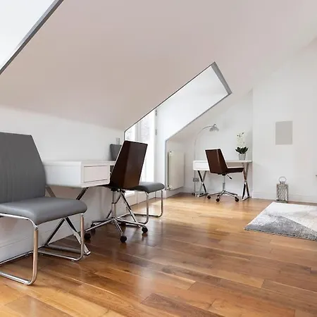 Luxury Centre Coach House, Garden & Balconies Apartment