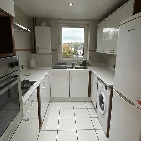 Spacious 3 Bedroom Flat *