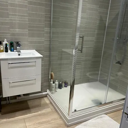 Charming 2 Bedroom Flat Near *