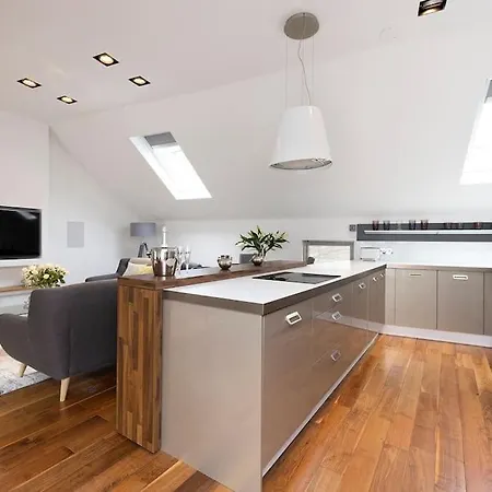 Luxury Centre Coach House, Garden & Balconies