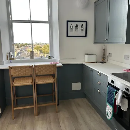 Charming 2 Bedroom Flat Near Edinburgh