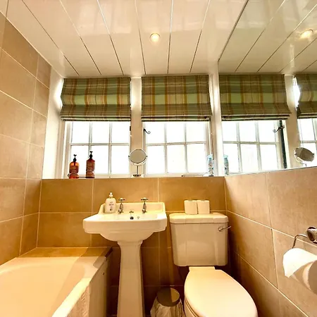 Historic Mews House 2br In Centre * 爱丁堡