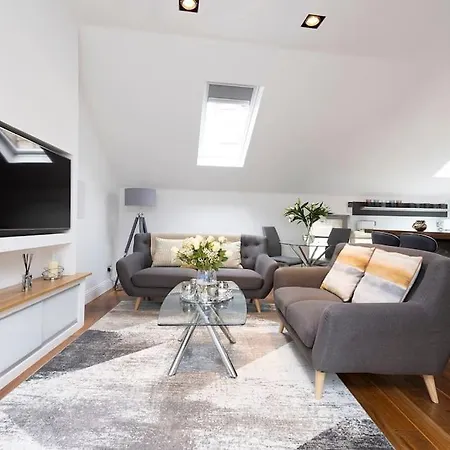 Apartment Luxury Centre Coach House, Garden & Balconies