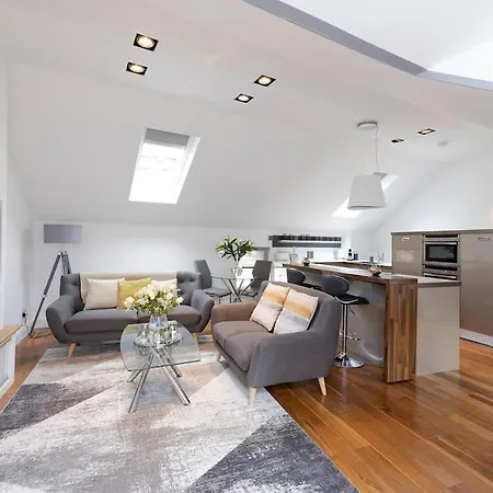 Luxury Centre Coach House, Garden & Balconies Edinburgh