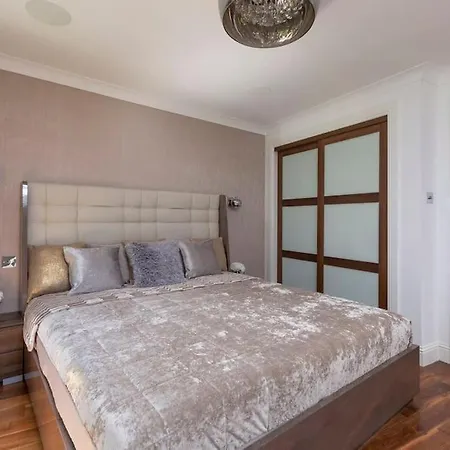 Luxury Centre Coach House, Garden & Balconies Edinburgh