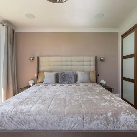 Luxury Centre Coach House, Garden & Balconies