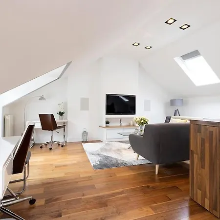 Luxury Centre Coach House, Garden & Balconies Apartment *