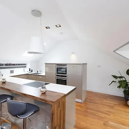 Luxury Centre Coach House, Garden & Balconies
