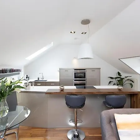 Luxury Centre Coach House, Garden & Balconies Apartment *
