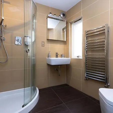 Luxury Centre Coach House, Garden & Balconies Apartment *