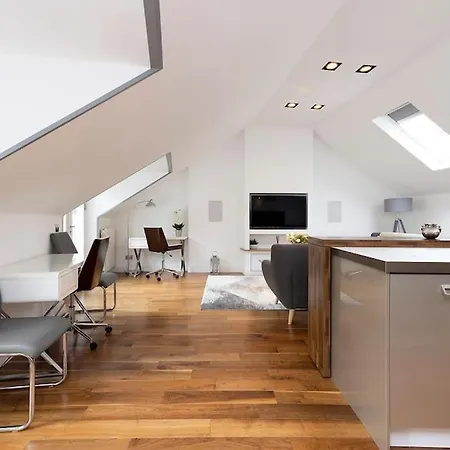 Apartment Luxury Centre Coach House, Garden & Balconies