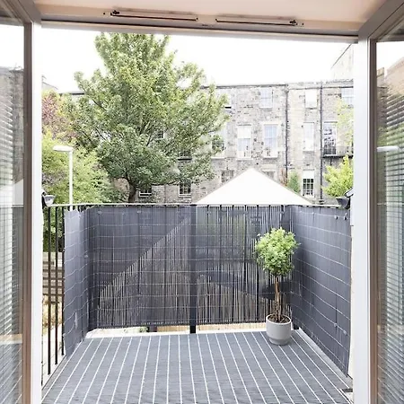 Apartment Luxury Centre Coach House, Garden & Balconies