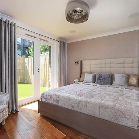 Luxury Centre Coach House, Garden & Balconies * Edinburgh