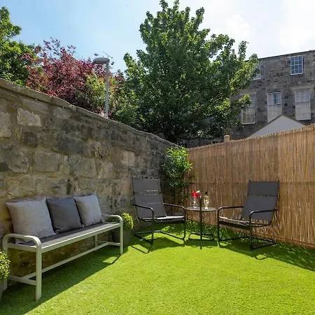 Luxury Centre Coach House, Garden & Balconies * Edinburgh
