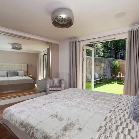 Luxury Centre Coach House, Garden & Balconies *