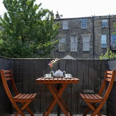 Luxury Centre Coach House, Garden & Balconies Apartment