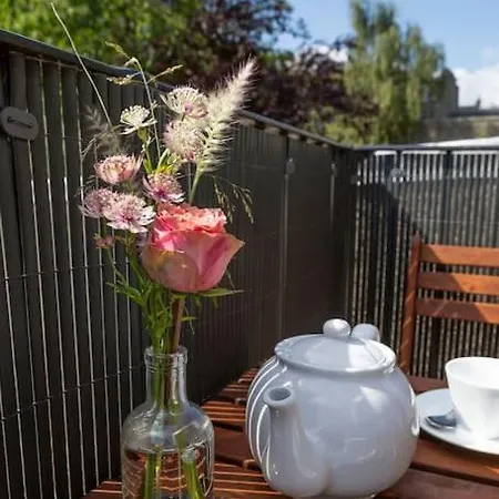 Luxury Centre Coach House, Garden & Balconies Apartment *