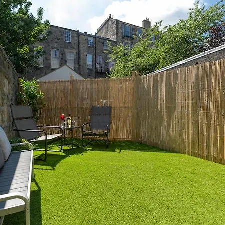 Luxury Centre Coach House, Garden & Balconies