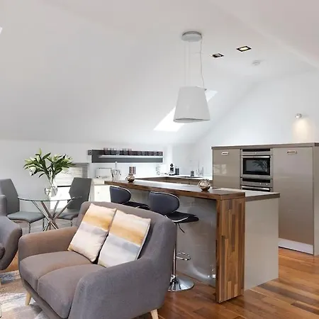 Luxury Centre Coach House, Garden & Balconies Apartment