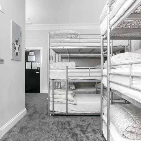 Hostel Revolver