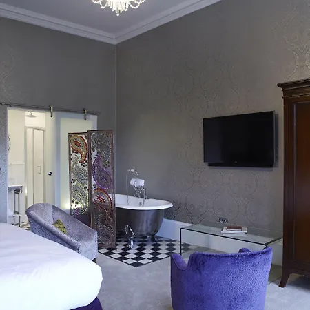 24 Royal Terrace מלון 4*