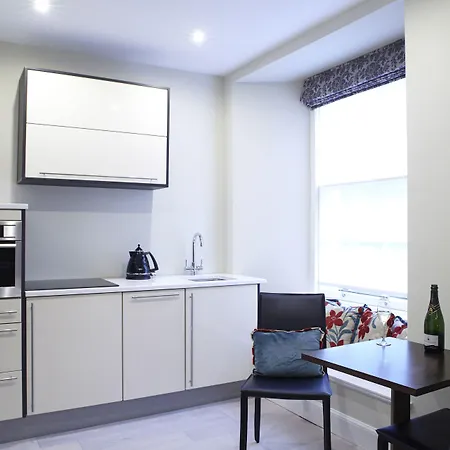 24 Royal Terrace מלון 4*