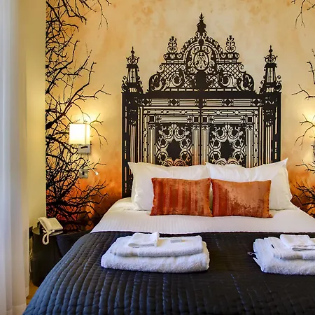 Отель Clarendon Luxury 4*