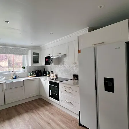 Centre House - 5 Bedrooms - Sleeps 9 - Parking Holiday home Edinburgh