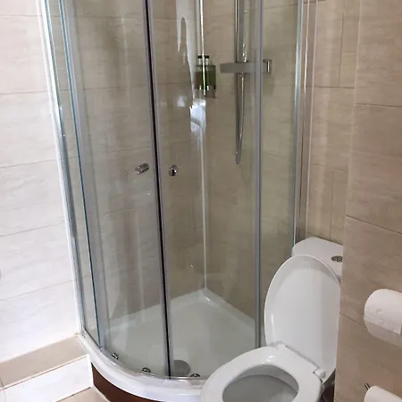 Adelphi Pensión 3*