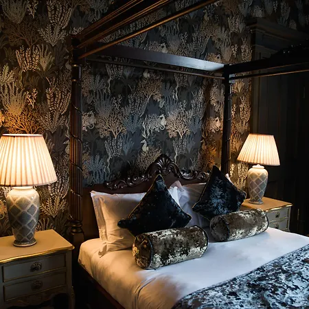 No11 Boutique & Brasserie