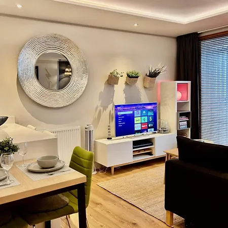 Modern Tranquil Retreat - Warm With Fast Links To Centre Apartment *