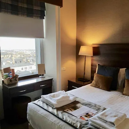 28 York Place 3*