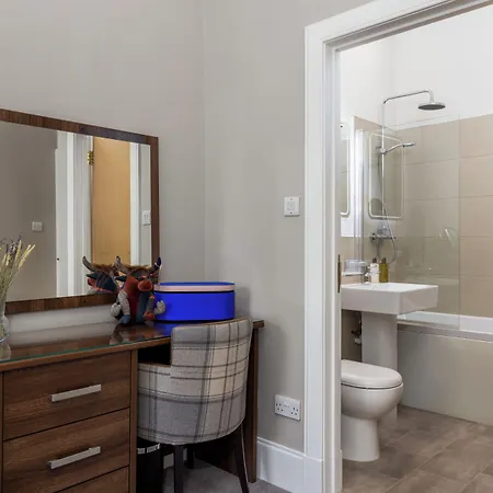 28 York Place 3*