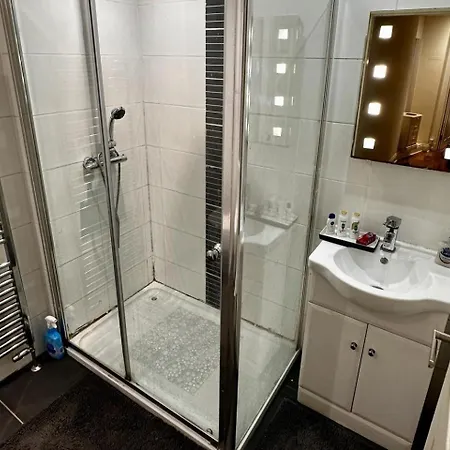 1 Bed Flat - Sleeps 3 - Pets - Parking - Wifi Apartment *