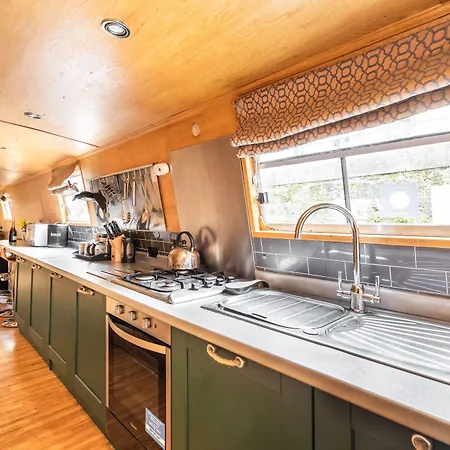 Úszó hotel - Houseboats Edinburgh