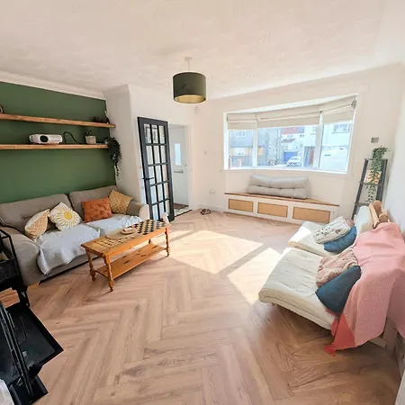 Rennovated 3 Bed House 7 Minute Train To Center With Real Wood Burner *
