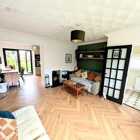 Rennovated 3 Bed House 7 Minute Train To Center With Real Wood Burner Эдинбург