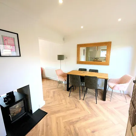 Rennovated 3 Bed House 7 Minute Train To Center With Real Wood Burner Дом отдыха